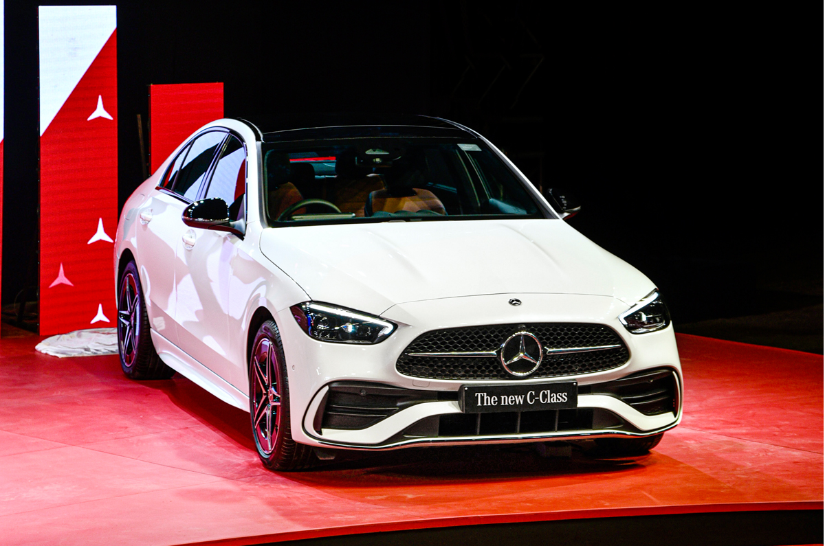 2022 Mercedes-Benz C-Class C300d front quarter 